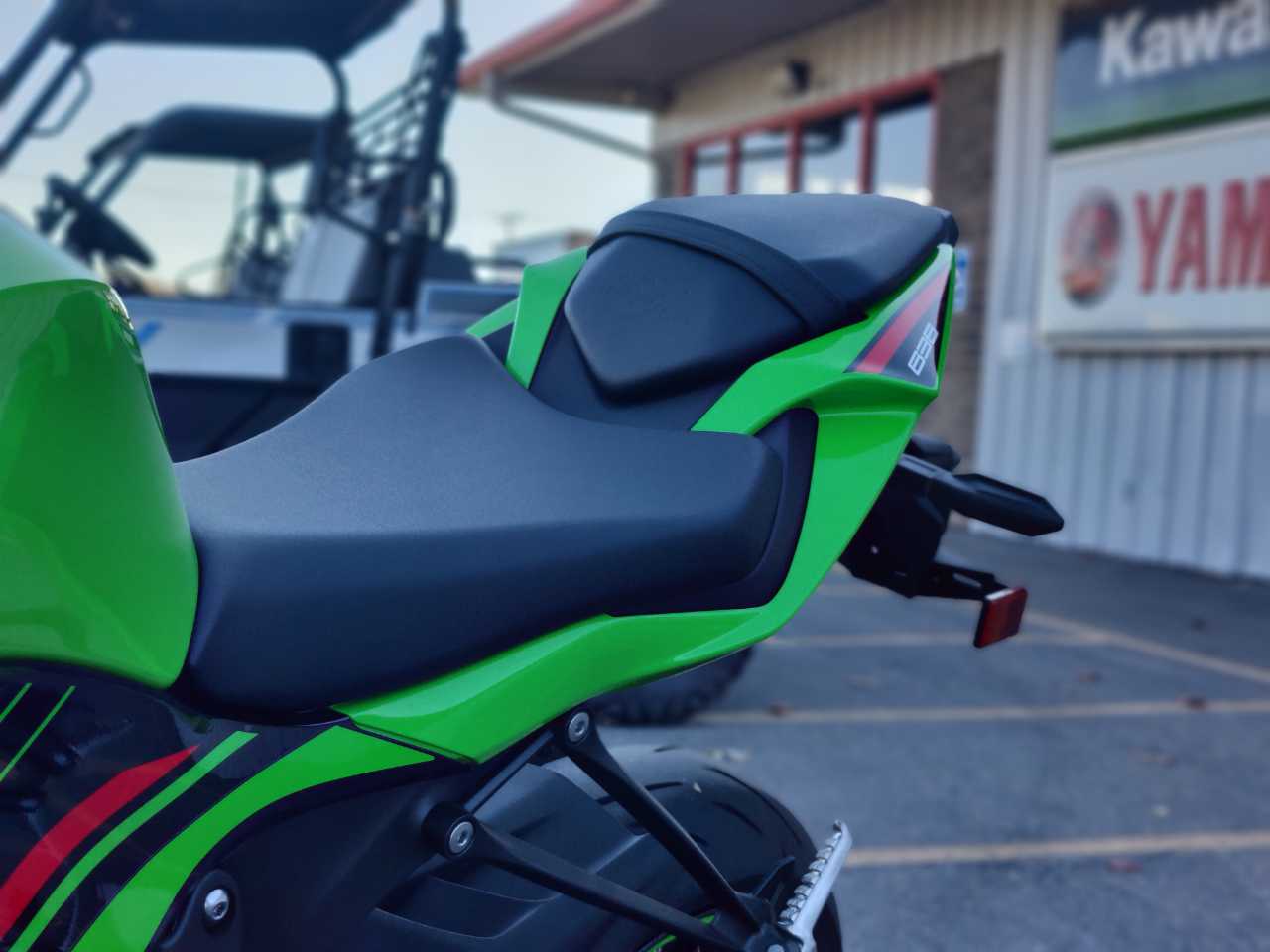 2025 KAWASAKI NINJA ZX 6R NON-ABS LIME GREEN / EBONY / PEARL
